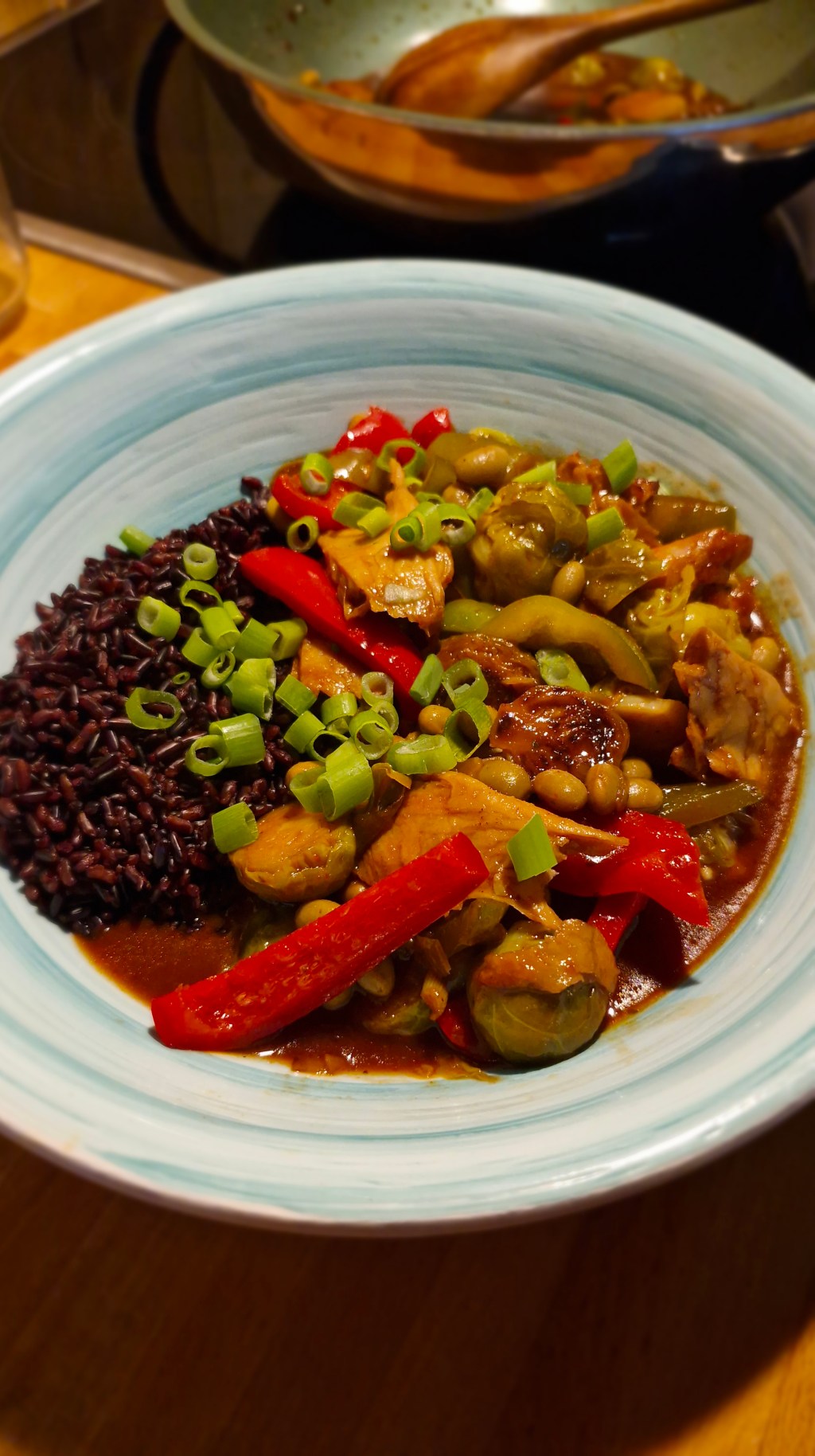 Rosenkohl und Paprika in scharfer Hoisinsauce