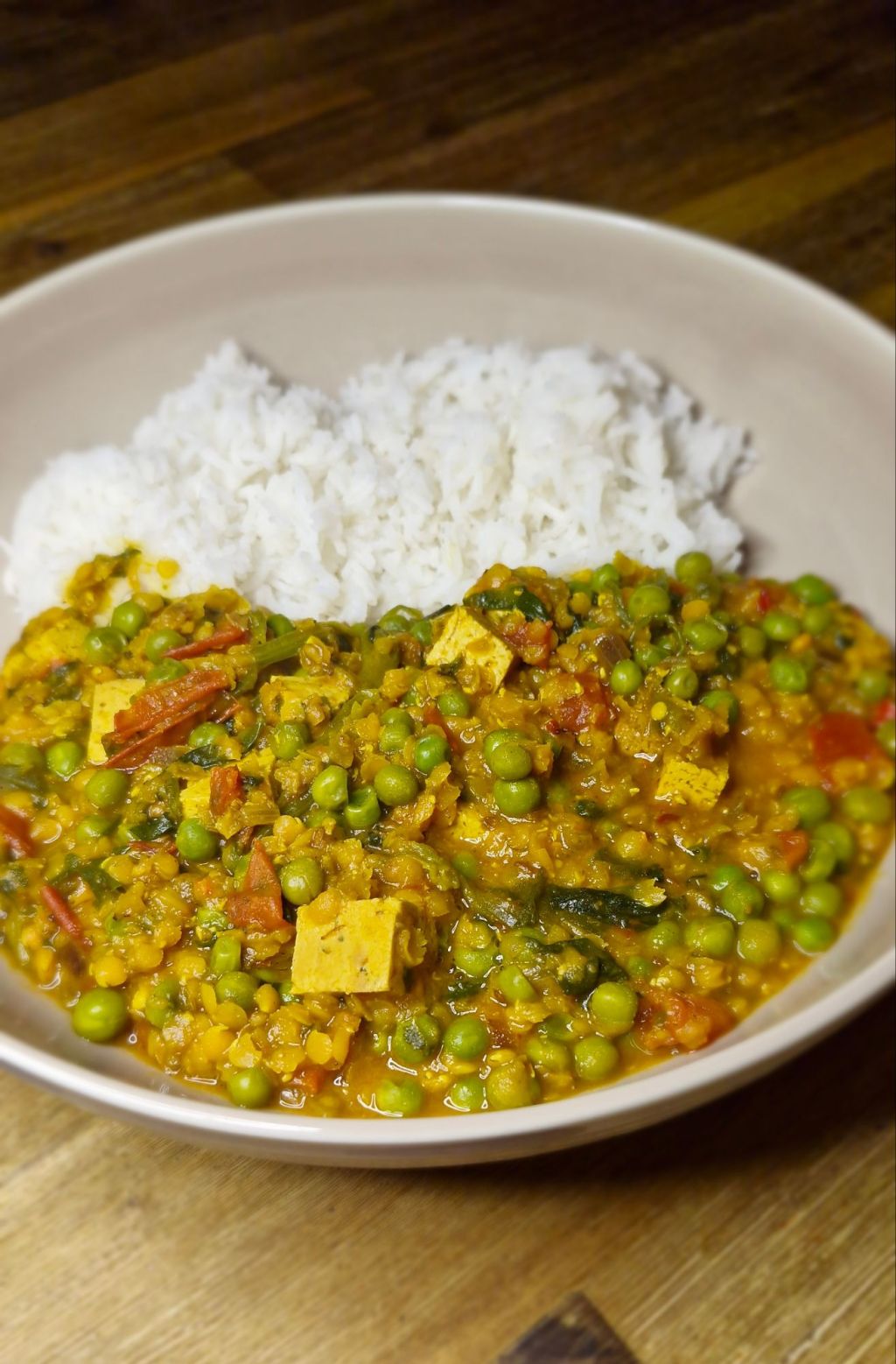 Dal mit Erbsen, Spinat und Tofu